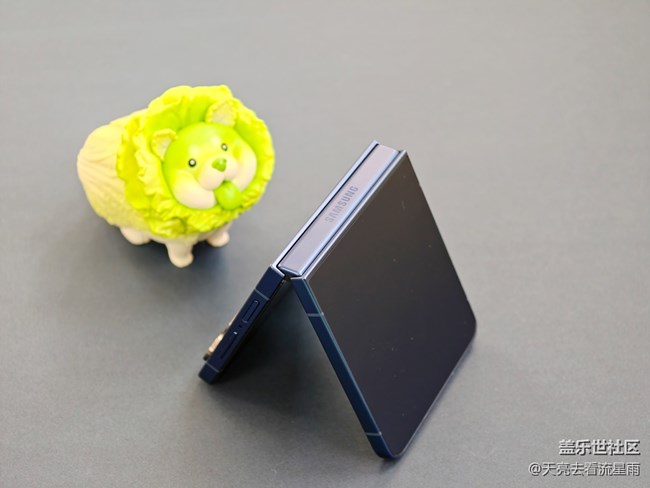 三星Galaxy Z Flip7评测:掌心折叠间的科技美学体验 三星Galaxy Z Flip7评测:掌心折叠间的科技美学体验