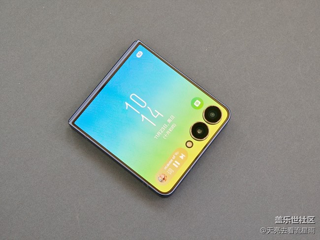 三星Galaxy Z Flip7评测:掌心折叠间的科技美学体验 三星Galaxy Z Flip7评测:掌心折叠间的科技美学体验