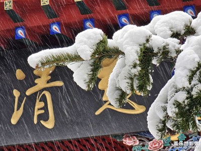 大雪后的古建筑与城市