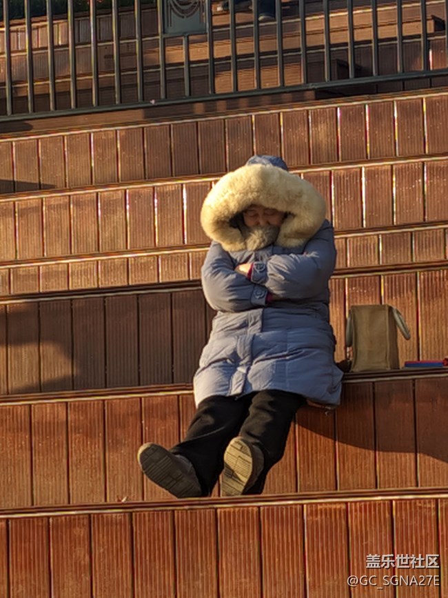 反复试错，三星手机终于吃上最近很火的理光GR谷歌相机