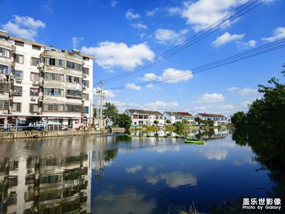 发出来的图片会被压缩没有存在手机上的清晰是吧？