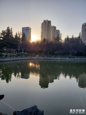 【镜头里的故事】湖畔日落