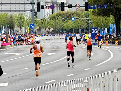 【镜头里的故事】围观马拉松