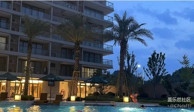 【折叠屏手机里的春夏秋冬】戏水