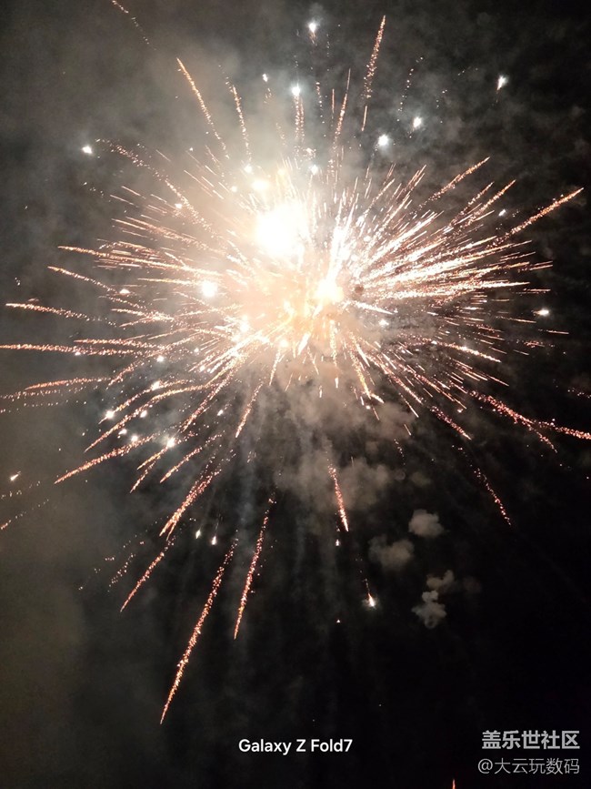 薄到离谱,三星Galaxy Z Fold7惊艳这个春节 薄到离谱,三星Galaxy Z Fold7惊艳这个春节