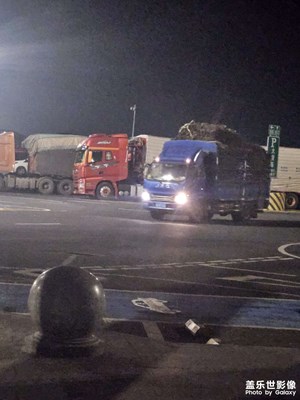 凌晨的服务区卡车司机好辛苦