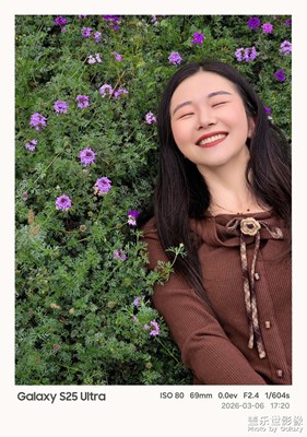 三月的风，把春天和我都吹进了花海里