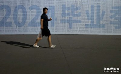 我在旁边走