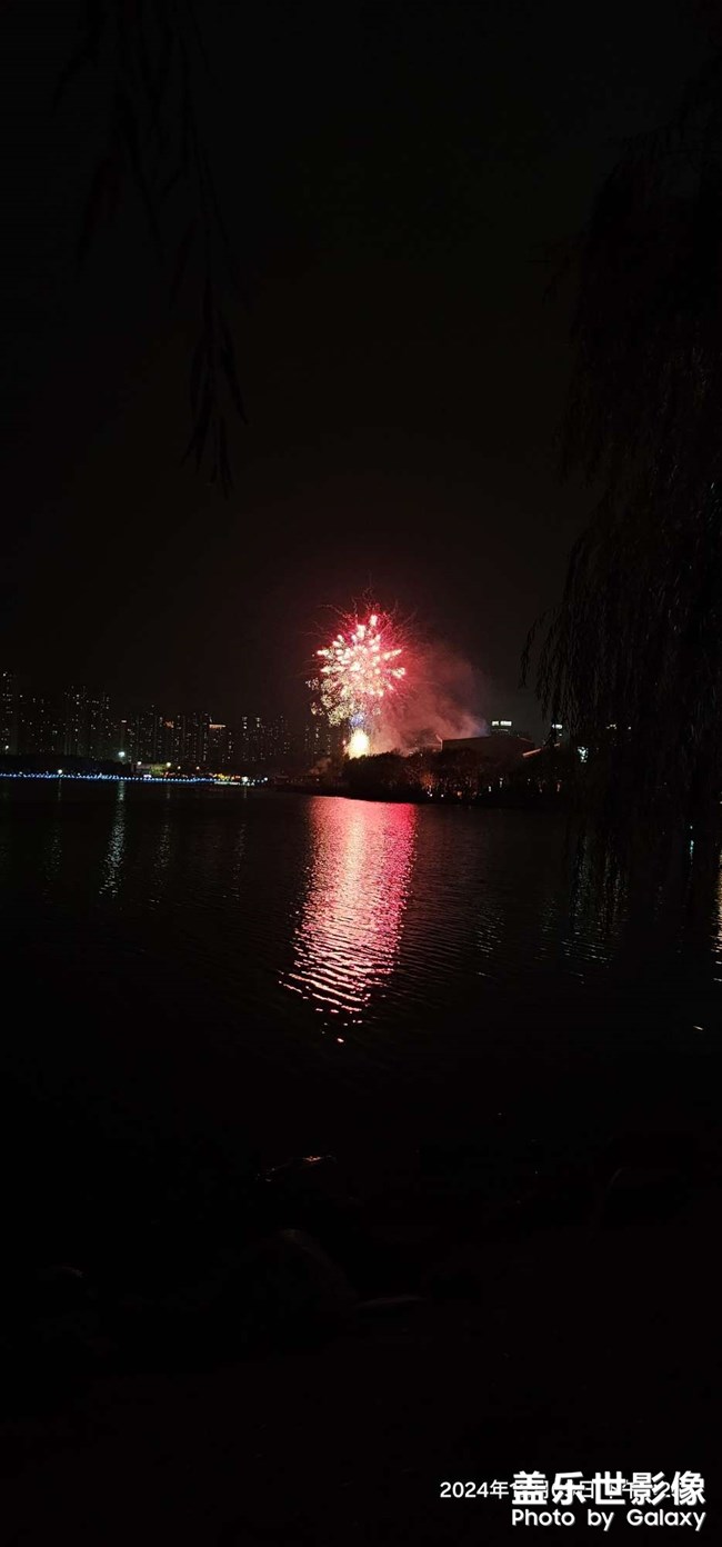 晚上散步看到烟花了