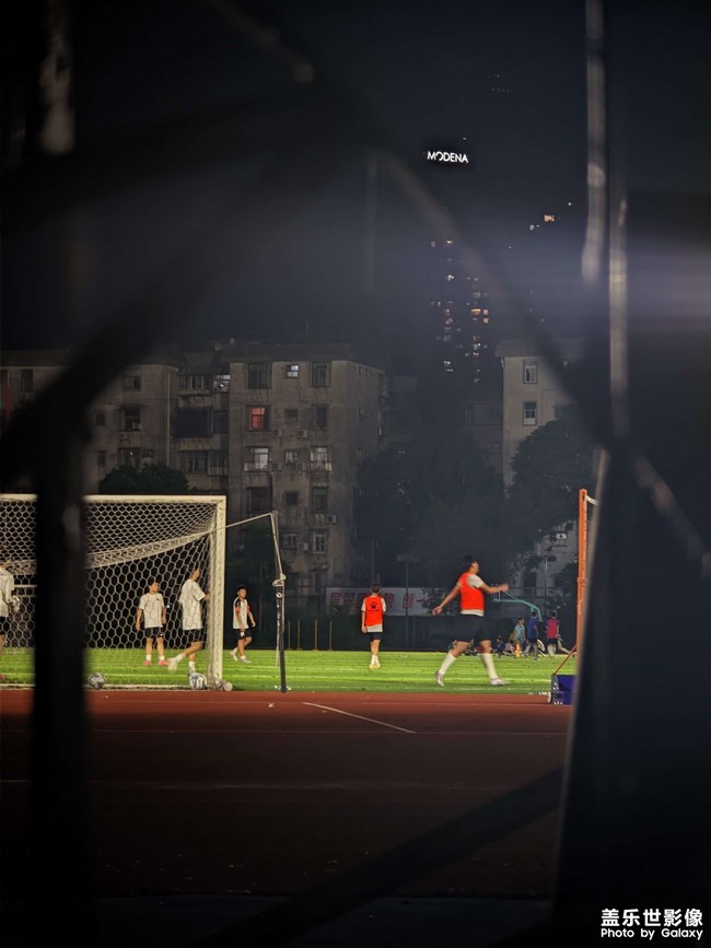 夜晚的学校操场