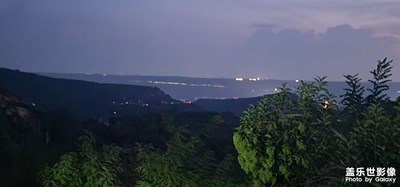 山 村