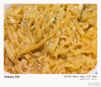 《夜生活》—用镜头框住塞博夜景