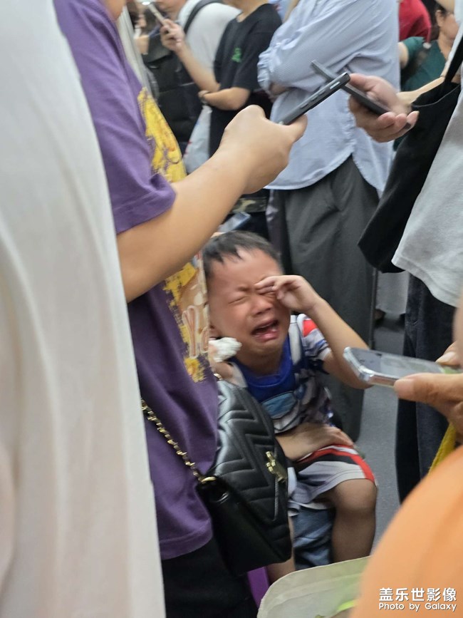 地铁里那个大哭的小屁孩