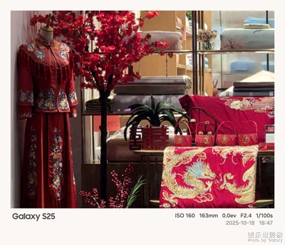 《夜生活》—用镜头框住塞博夜景