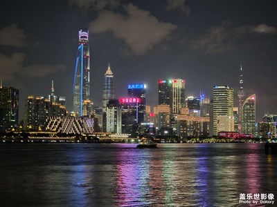 三星 Galaxy Z Fold7 超级夜景下的杨浦滨江