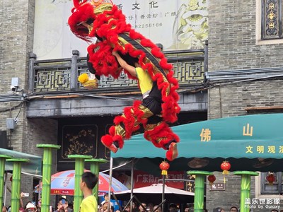 【行摄正月里】别人表演醒狮,我被挤成尸丧