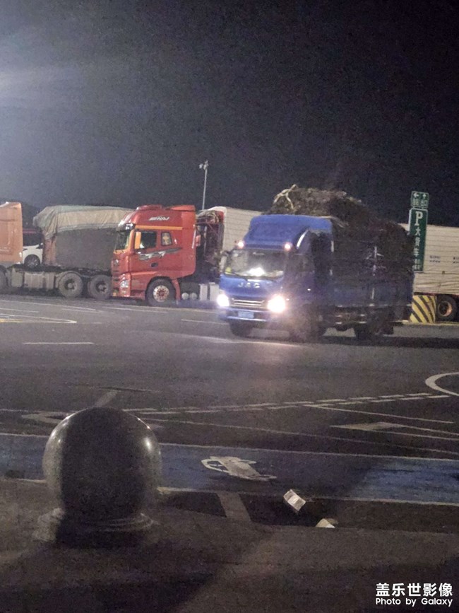 凌晨的服务区卡车司机好辛苦